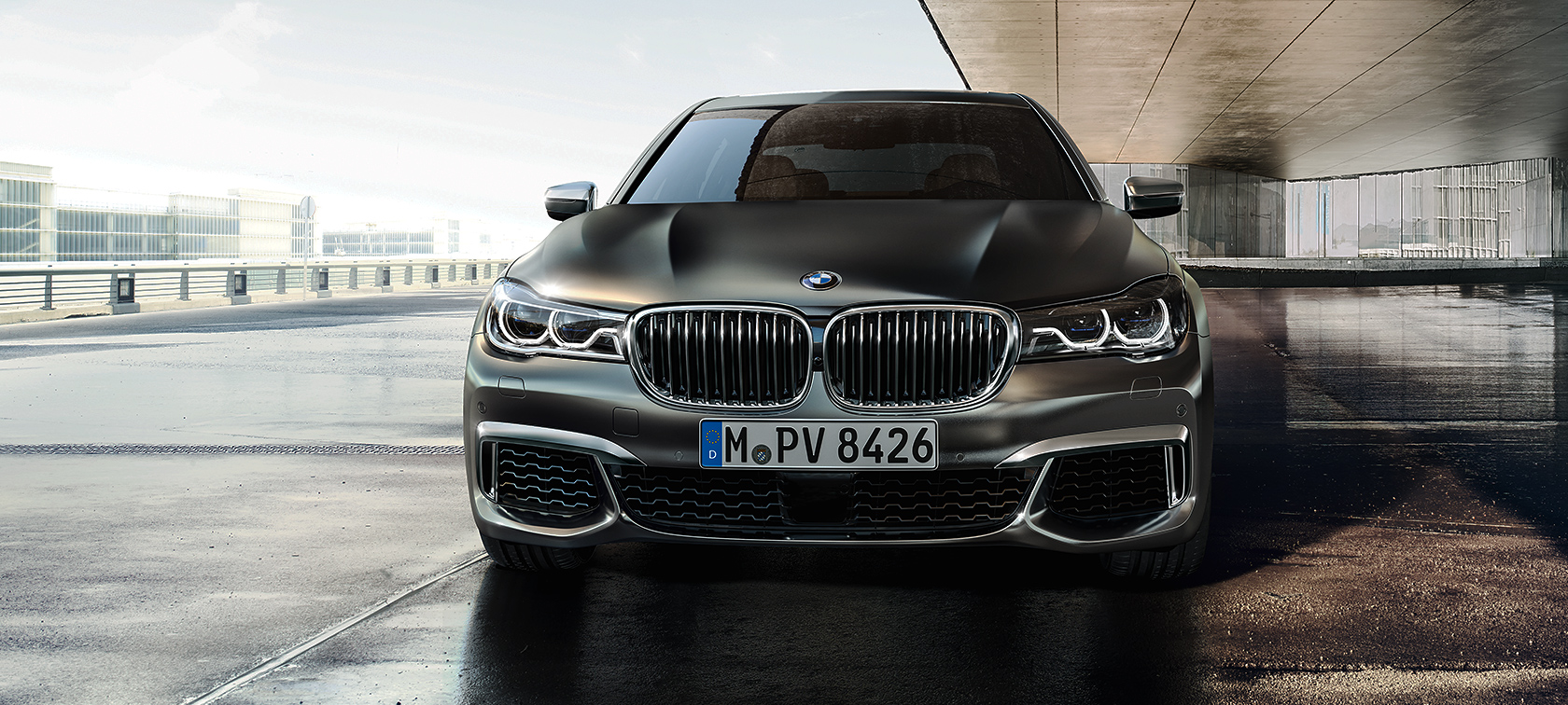 M760Li, vue de face Vue de face de la M760Li devant un décor urbain