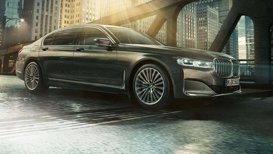 BMW M760Li xDrive Berline G11 G12 2019 Frozen Dark Silver metallic, vue de trois quarts arrière devant un décor urbain