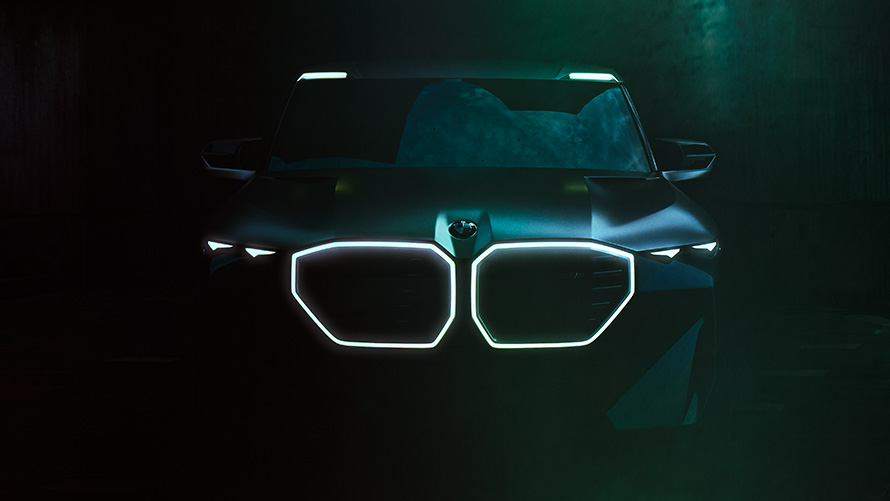 BMW Concept XM (G09), vue de trois quarts avant en mouvement BMW Concept XM (G09), vue de trois quarts avant en mouvement