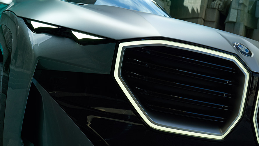 BMW Concept XM (G09) en stationnement, vue avant et gros plan sur les naseaux