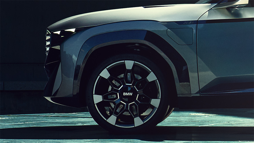 BMW Concept XM (G09), vue de profil, gros plan sur les jantes