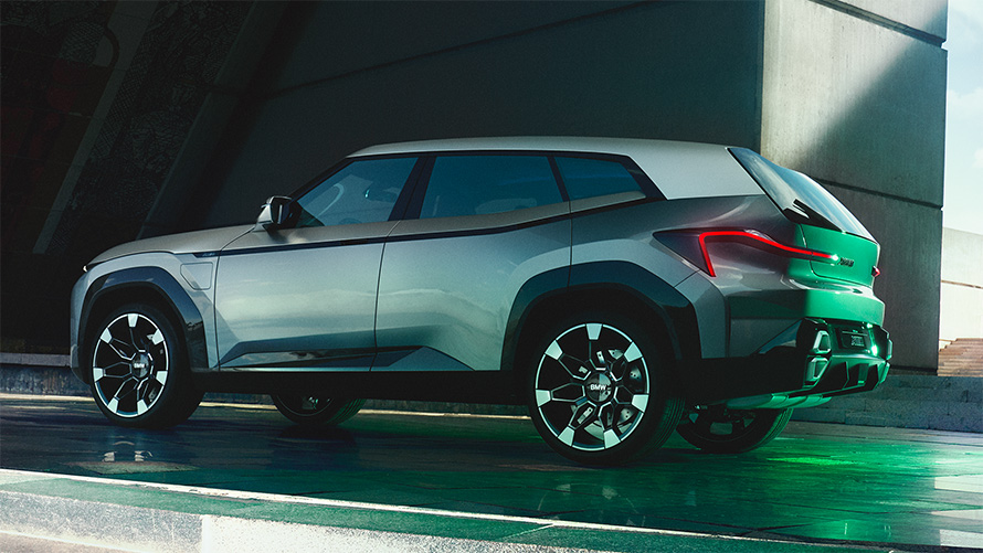 BMW Concept XM (G09) vue de trois quarts de profil à l’arrêt