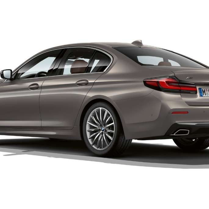 Modèle Luxury de la BMW Série 5 Berline 520d xDrive G30 2020 en Berninagrau, vue de trois quarts arrière