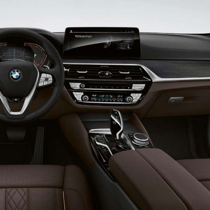 Modèle Luxury de la BMW Série 5 Berline 520d xDrive G30 2020, revêtement intérieur cuir Nappa exclusif avec surpiqûre exclusive et passepoil contrasté, habitacle 