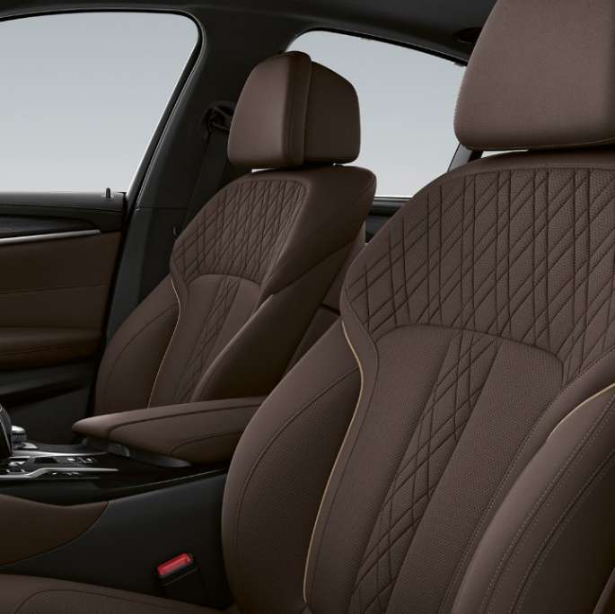 Garnissage en cuir Nappa Mokka exclusif avec surpiqûre exclusive et passepoil contrasté du Modèle Luxury de la BMW Série 5 Berline 520d xDrive G30 2020, habitacle