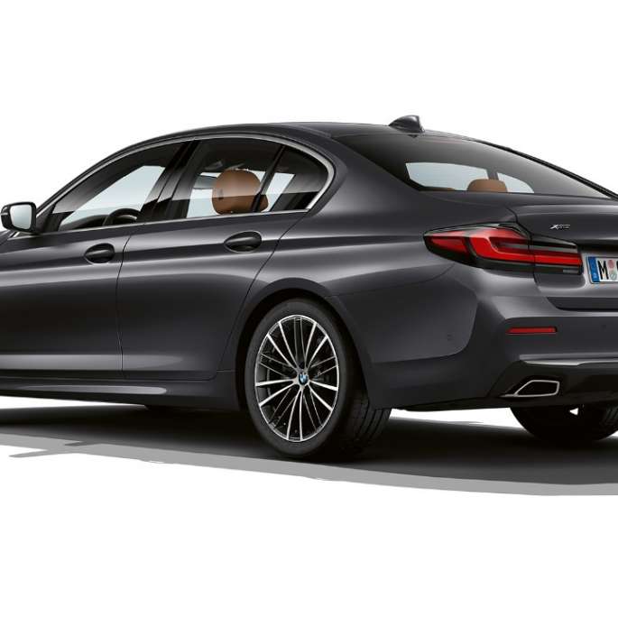 Équipement de base de la BMW Série 5 Berline 540i G30 2020 en Sophistograu, vue de trois quarts arrière