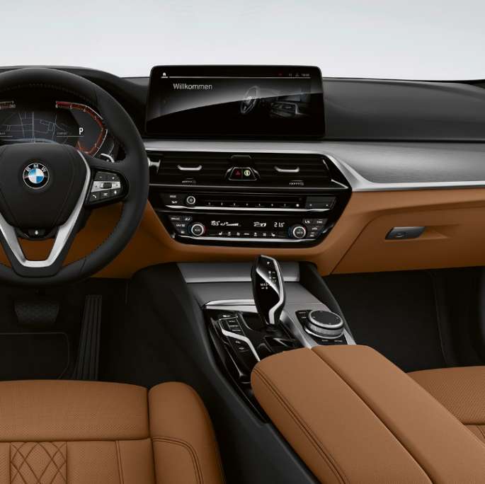 Équipement de base de la BMW Série 5 Berline 540i G30 2020 en Sensatec Cognac, habitacle 