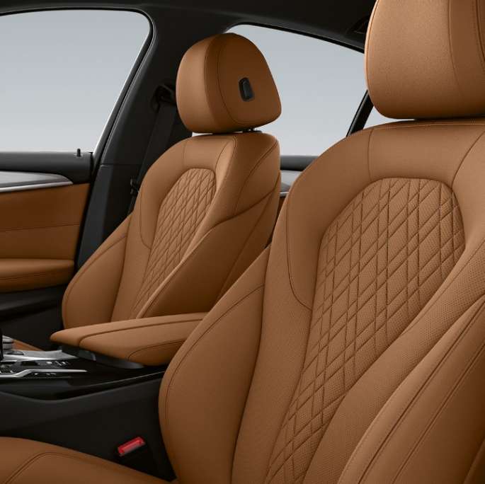 Équipement de base de la BMW Série 5 Berline 540i G30 2020, garnissage en Sensatec Cognac, habitacle