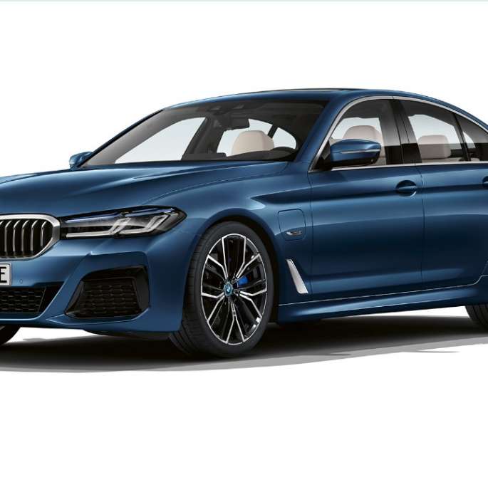 Kit M Sport de la BMW Série 5 Berline 520d xDrive G30 2020 en Alpinweiß, vue de trois quarts avant