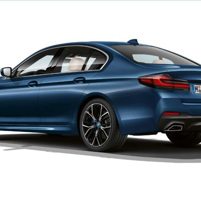 Kit M Sport de la BMW Série 5 Berline 520d xDrive G30 2020 en Alpinweiß, vue de trois quarts arrière