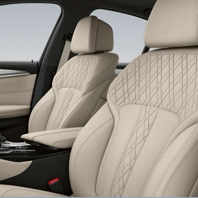 Garnissage en cuir Dakota Schwarz avec surpiqûres contrastées en Blau du Kit M Sport de la BMW Série 5 Berline 520d xDrive G30 2020, habitacle