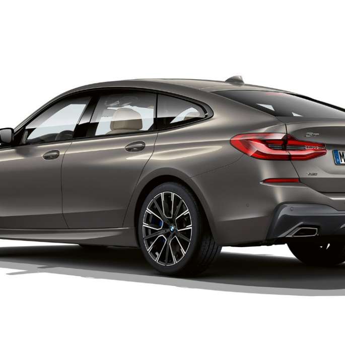 BMW Série 6 Gran Turismo G32 640i xDrive Kit M Sport en Berninagrau Bernsteineffekt, vue de trois quarts arrière