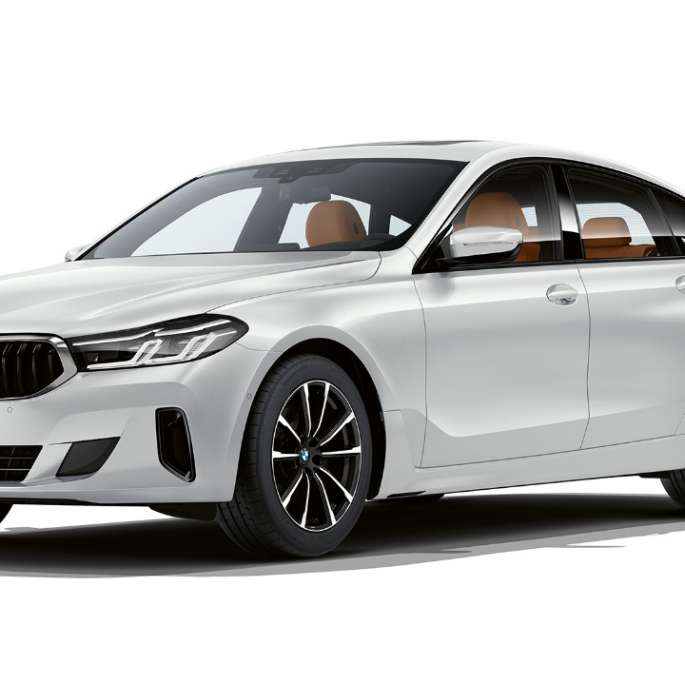 Équipement de base de la BMW Série 6 Gran Turismo G32 620d 2020 Mineralweiß metallic, vue de trois quarts avant